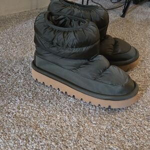 H&M Green Puffer Boots with Tan Sole